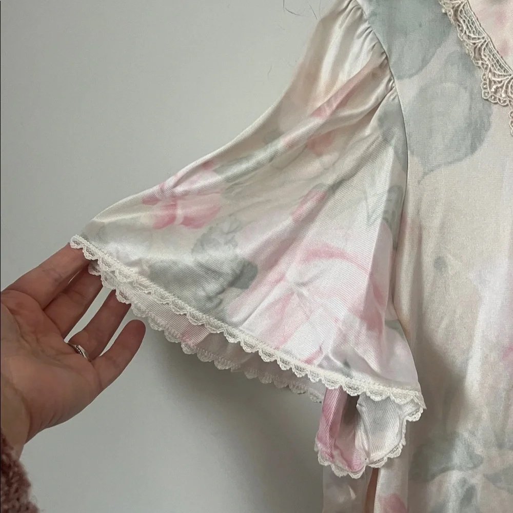 Vtg 80’s Lorraine Made in USA‎ Flowers nightgown size Medium. 🟦